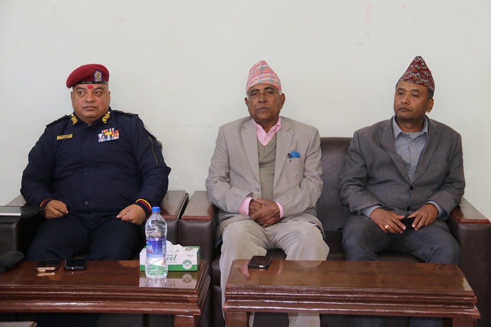 प्रदेश प्रहरी प्रमुख ईश्वर कार्कीले गरे ओखलढुंगामा स्थानीयबासीसँग अन्तरक्रिया